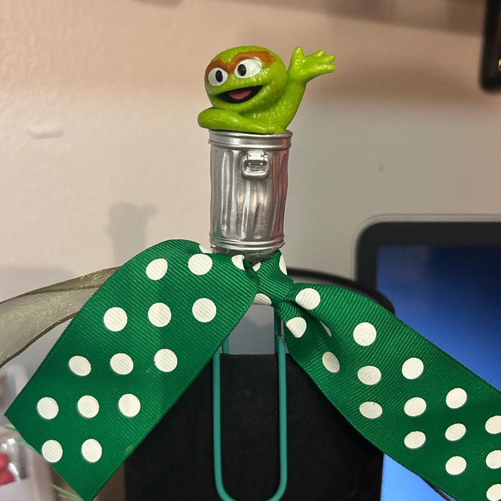 Green and Silver Oscar & Trash Can